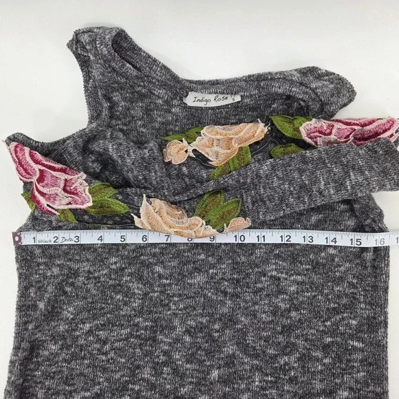 Indigo Rose Cold Shoulder Sweater Floral Embroidered Grey Knit Top Women's Small - Picture 4 of 8
